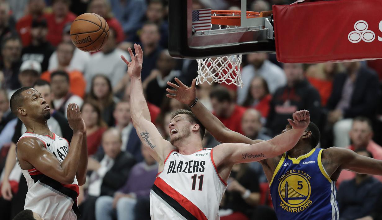 Pebasket Portland Trail Blazers, Meyers Leonard, berebut bola dengan pebasket Golden State Warriors, Kevon Looney, pada laga NBA 2019 di Moda Center, Senin, (20/5). Warriors menang 119-117 atas Blazers. (AP/Ted S. Warren)
