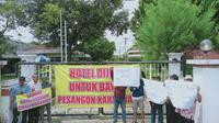 Karyawan hotel di Tuban demo menuntut pesangon. (Adirin/Liputan6.com)
