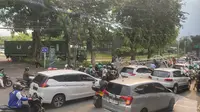 Lampu Penerang Jalan Ambruk, Kemacetan Terjadi di Kawasan Cilandak