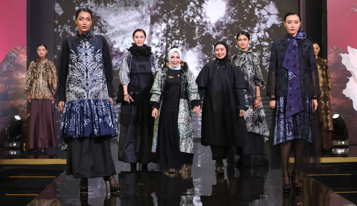 Parade Wastra Nusantara 2025 juga menampikan fashion show dari designer ternama, kompetisi tata wastra, hingga galeri yang menjual beragam produk wastra yang bisa dibeli selama acara. (KapanLagi.com/Budy Santoso)