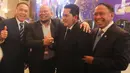 Dua calon ketua umum PSSI, La Nyalla Mattaliti dan Erick Thohir (tengah) berpelukan di hadapan rekan media dan tamu yang hadir pada Kongres Luar Biasa (KLB) PSSI di Hotel Shangri-La, Jakarta Pusat, Kamis (16/2/2023). KLB PSSI untuk memilih pengurus baru periode 2023-2027 resmi dimulai dan dibuka oleh Menteri Pemuda dan Olahraga (Menpora), Zainudin Amali. (Liputan6.com/Herman Zakharia)