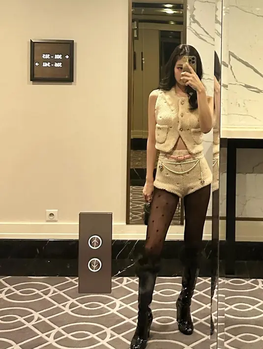<p>Jennie mengenakan rompi fuzzy dan set celana pendek yang serasi, dilapisi dengan ikat pinggang berwarna merah muda dan mutiara. Namun, beberapa netizen memberikan reaksi beragam terhadap penampilan yang dia kenakan. (Foto: Instagram/ jennierubyjane)</p>