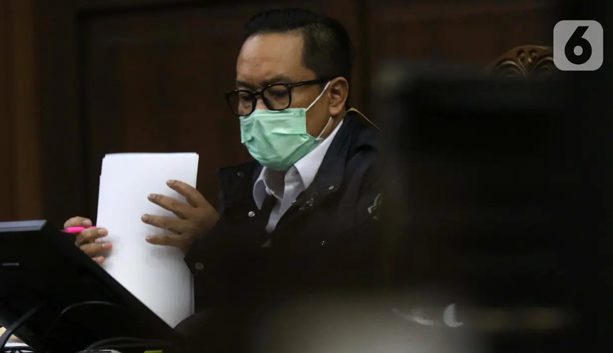 Terdakwa kasus dugaan suap penghapusan red notice atas nama Djoko S Tjandra, Brigjen (Pol) Prasetijo Utomo saat menjalani sidang lanjutan di Pengadilan Tipikor Jakarta, Senin (7/12/2020). Sidang menyimak keterangan saksi-saksi. (Liputan6.comHelmi Fithriansyah)