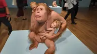 Patung hybrid chimera antara manusia dan orang utan karya Patricia Paccinini "Wonderful of Weirdness" dihadirkan dalam pameran "Patrician Paccinini: CARE" yang akan berlangsung dari 23 Mei hingga 6 Oktober 2024 di Museum MACAN, Jakarta Barat. (dok. Liputan6.com/Rusmia Nely)