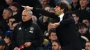 Pelatih Chelsea, Antonio Conte, beradu taktik dengan pelatih Manchester United, Jose Mourinho. Kemenangan ini menjadi catatan postif bagi Conte yang sejak menangani Chelsea sudah dua kali menang atas Mourinho. (AFP/Glyn Kirk)