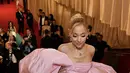 Giambattista Valli Haute Couture berhasil sempurnakan gaya Ariana Grande di Oscar. Ia kenakan gaun dengan aksen balon yang begitu sempurna.  [Ariana Grande]