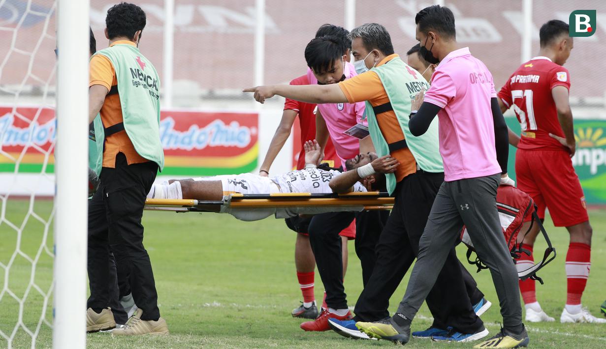 Pemain Rans Cilegon FC, Rifal Lastori, ditandu keluar lapangan usai mengalami cedera saat melawan Badak Lampung pada laga Liga 2 di Stadion Madya, Jakarta Selasa (23/11/2021). (Bola.com/M Iqbal Ichsan)