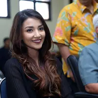 Pemeran Tsania Marwa kembali menghadiri sidang cerai. Ia hadir didampingi oleh kedua orang tuanya kerabat serta kuasa hukumnya. Pemain sinetron Catatan Hati Seorang Istri itu tiba pengadilan sekitar pukul 13.40 WIB. (Nurwahyunan/Bintang.com)