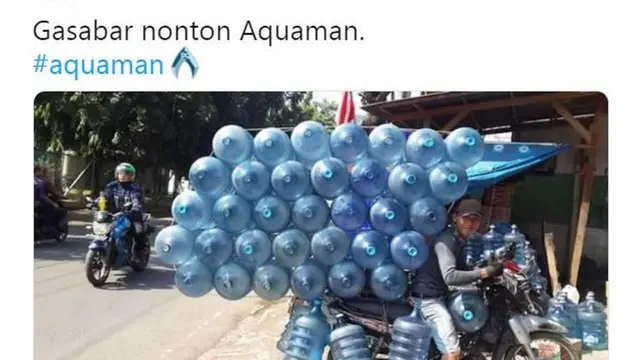 6 Cara Orang Bawa Galon Ini Unik Banget, Jadi Sorotan