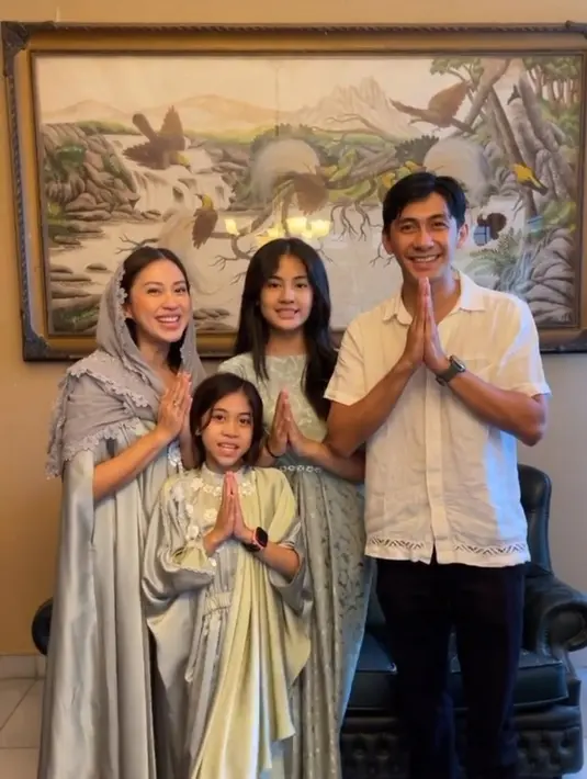 Kenang bahkan terlihat mengendarai mobil yang di dalamnya ada Tyna dan kedua anak mereka. [Instagram/tynadwijayanti]