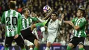 Striker Real Madrid, Alvaro Morata, berebut bola dengan penyerang Real Betis, Dani Ceballos. Pada laga ini Los Blancos turun dengan formasi 4-4-2, sementara Real Betis memakai 5-3-2. (AFP/Gerard Julien)