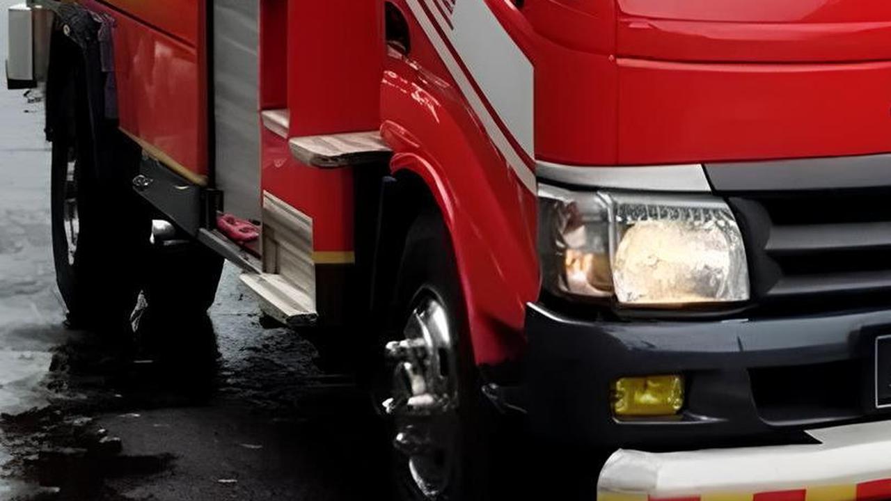 Mana yang Harus Didahulukan antara Kereta Api dan Pemadam Kebakaran? Kejadian di Bandung Ini Jadi Contoh