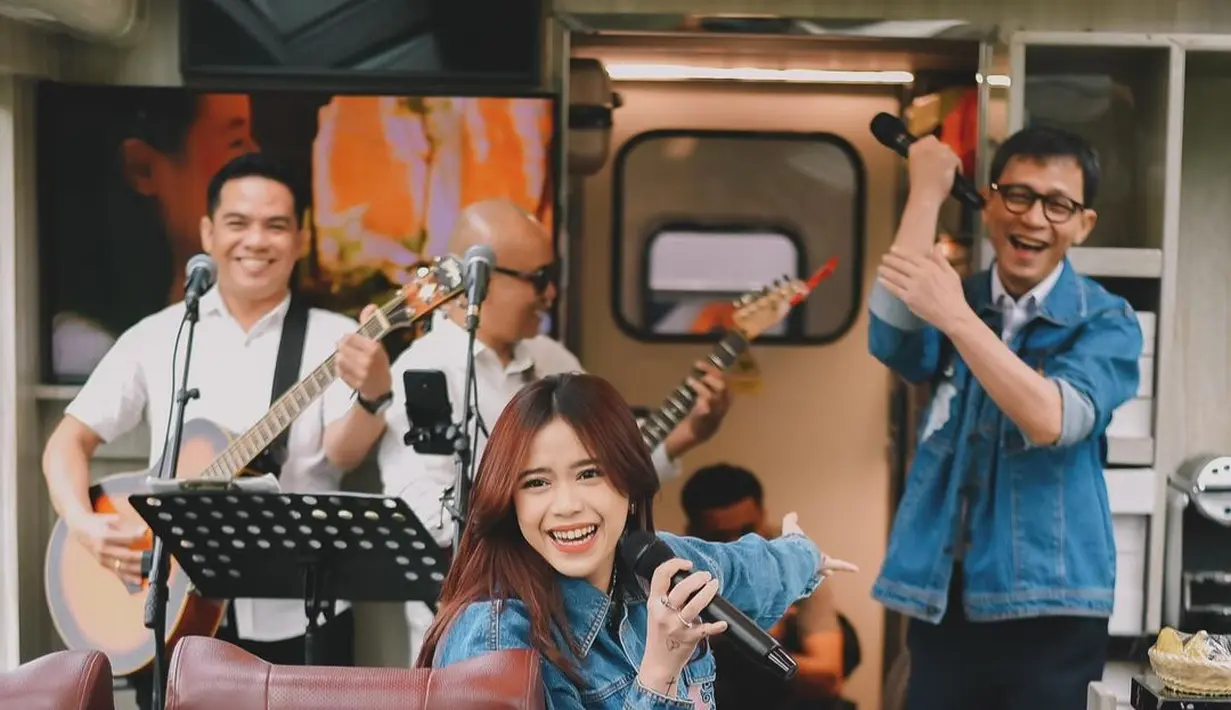 Ia memadukan jaket denim dengan celana denim. Penampilan cantiknya tak berlebihan karena tak seperti Ketika ia manggung, kali ini, Brisia tampil dengan makeup simple dan rambut sebahunya yang dibiarkan tergerai. [Foto: Instagram/brisiajodie96]