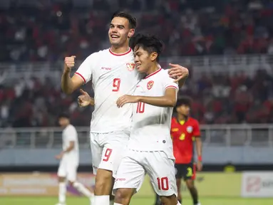 Timnas Indonesia U-19 melaju ke semifinal Piala AFF U-19 2024 dengan status juara Grup A setelah menang 6-2 atas Timor Leste U-19 pada matchday ketiga di Stadion Gelora Bung Tomo, Surabaya. Selasa (23/7/2024). Enam gol tim besutan Indra Sjafri dihasilkan oleh Jens Raven (18', 26'), bunuh diri Alexandre Oscar (45+1'), Kadek Arel (51'), Arkhan Kaka (53') dan Kafiatur Rizky (56'). Sementara dua gol Timor Leste U-19 tercipta lewat eksekusi penalti Ricardo Rorinho (23') dan Alexandro Bahkito (86'). Hasil ini menjadikan Indonesia terhindar dari pertemuan dengan Australia di babak semifinal. (Bola.com/Aditya Wany)