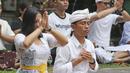 Umat Hindu melakukan sembahyang di Pura Aditya Jaya, Jakarta, Sabtu (17/3). Nyepi dirayakan dengan melakukan kegiatan keagamaan di pura. (Liputan6.com/Herman Zakharia)