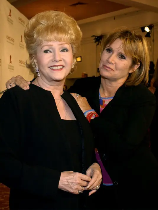 Debbie Reynolds merupakan ibu dari Carrie yang kini berusia 84 tahun. Peduli dengan kondisi anaknya saat ini, Debbie memberikan informasi terbaru kepada para fansnya lewat unggahan di Twitternya. (AFP/Bintang.com)