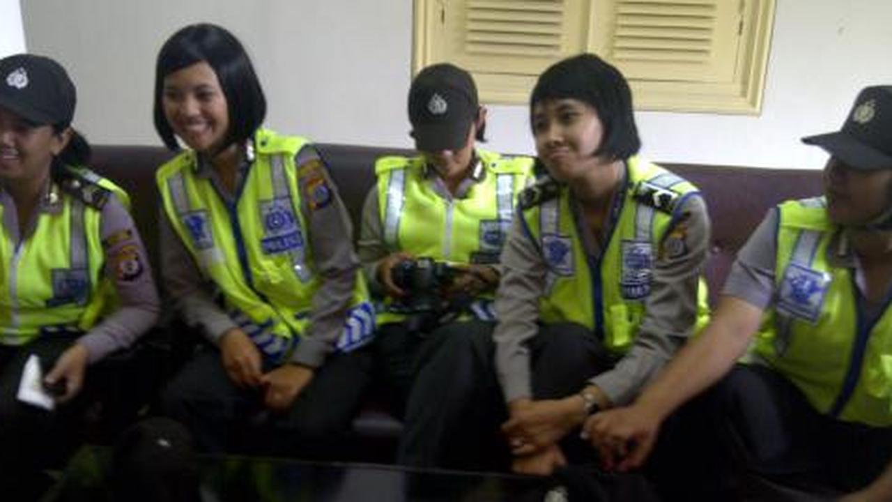 Kisah cinta polwan ayu Yogya dan demonstran
