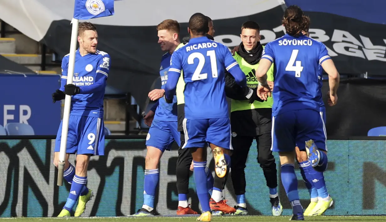 Penyerang Leicester City,  Jamie Vardy (kiri) berselebrasi dengan rekannya usai mencetak gol ke gawang Liverpool pada pertandingan lanjutan Liga Inggris di Stadion King Power di Leicester, Inggris, Sabtu (13/2/2021). Leicester City menang telak atas Liverpool 3-1. (Carl Recine/Pool Photo via AP)