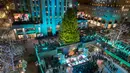 Kellie Pickler tampil dalam upacara tahuanan ke-86 penyalaan pohon Natal Rockefeller Center di New York, AS, Rabu (28/11). Bintang pada pohon Natal tersebut terbuat dari kristal Swarovski dengan berat sekitar 400 kilogram. (AP Photo/Mary Altaffer)