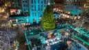 Kellie Pickler tampil dalam upacara tahuanan ke-86 penyalaan pohon Natal Rockefeller Center di New York, AS, Rabu (28/11). Bintang pada pohon Natal tersebut terbuat dari kristal Swarovski dengan berat sekitar 400 kilogram. (AP Photo/Mary Altaffer)