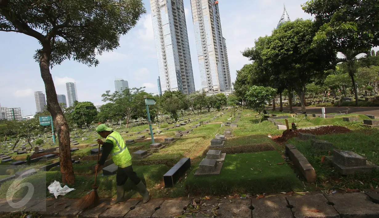 Petugas kebersihan beraktivitas di sekitar makam TPU Karet Bivak, Jakarta, Senin (27/2). Dinas Kehutanan DKI Jakarta mengalokasikan dana Rp100 miliar untuk membenahi sekaligus menambah lahan pemakaman pada 2017. (Liputan6.com/Immanuel Antonius)