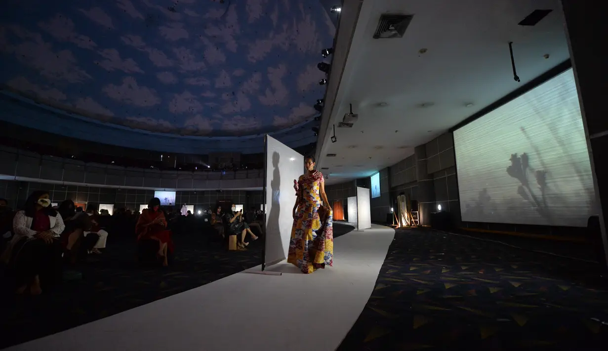 Bersama dengan Lakon Indonesia juga mengadakan eksperimen mengenai potongan untuk mempertahankan  kesempurnaan teknik tradisional dan mempertimbangkan penggunaan berbagai bahan tekstil tradisional seperti batik, tenun ikat, dan songket.