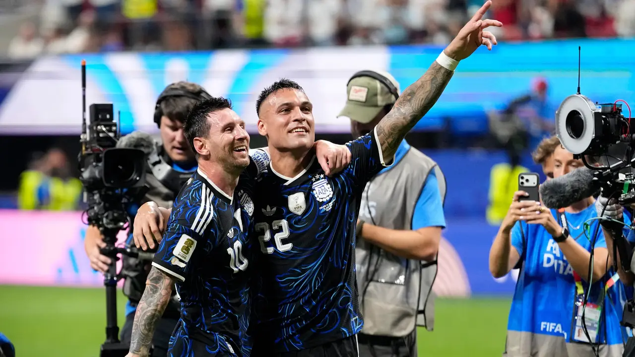 Pemain Argentina Lionel Messi (kiri) dan Lautaro Martinez