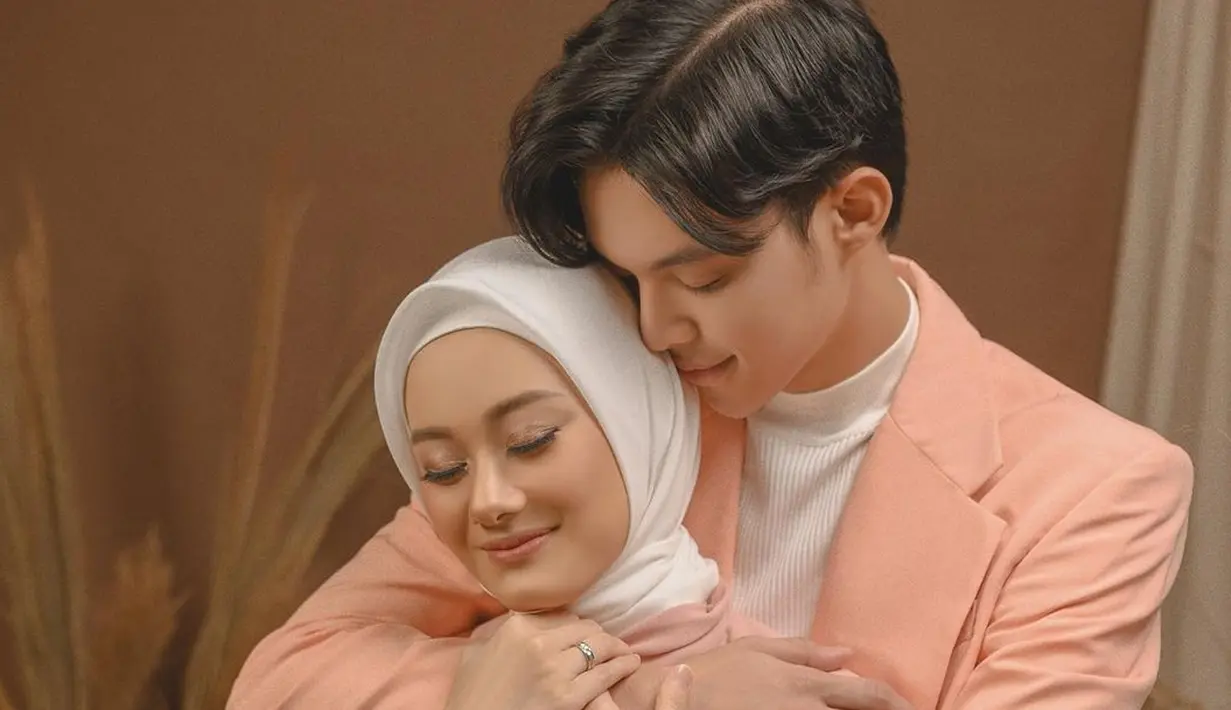 Ditemui awak media di kawasan Kapten Tendean, Jakarta Selatan, Kamis (17/7/2020), Rey dan Dinda sepakat tidak menunda hadirnya buah hati di keluarga kecil mereka. Keduanya pun menyerahkan kepada sang pencipta. (Instagram/dindahw)