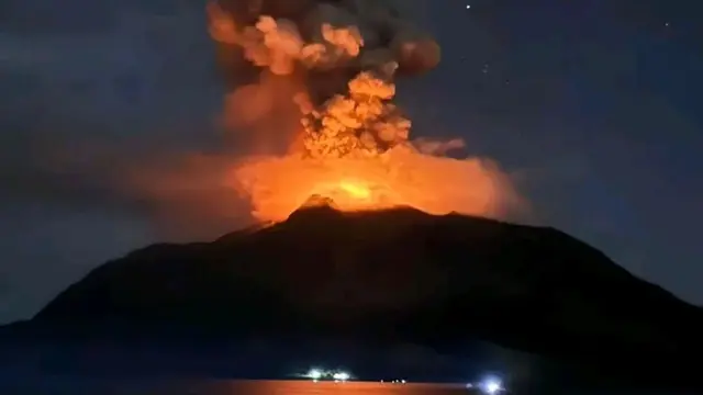 Gunung Ruang di Sulawesi Utara erupsi