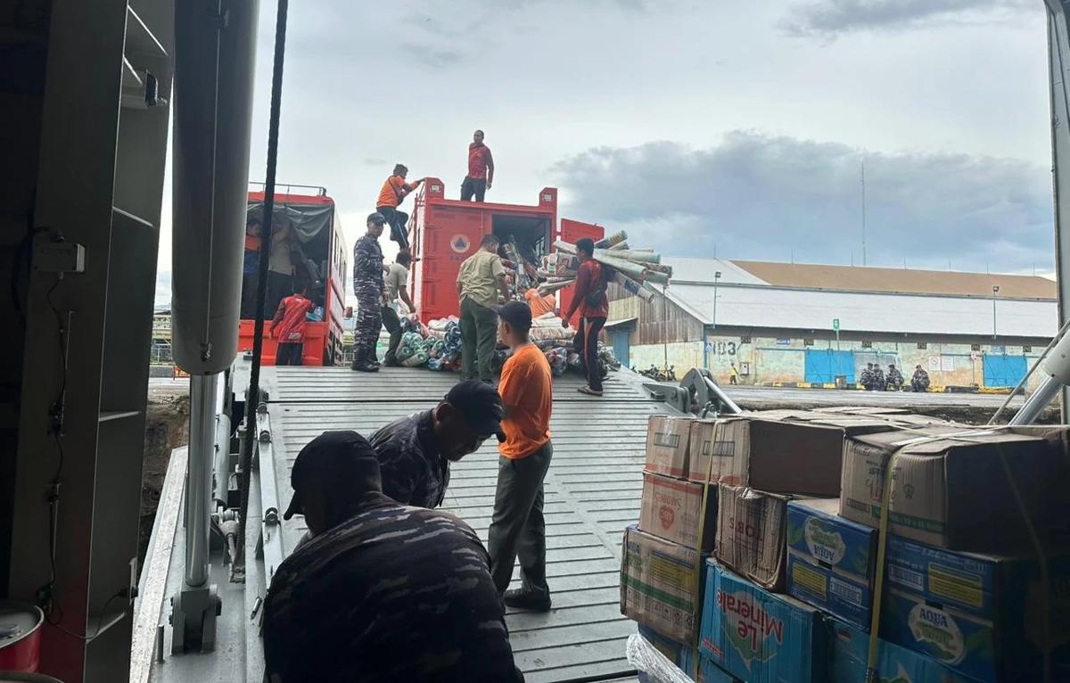 FOTO: KRI Semarang Angkut Bantuan untuk Korban Bencana di Sumatera