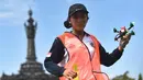 Seorang wanita bersiap menerbangkan drone balap selama acara Piala Dunia FAI Drone Racing di Denpasar di pulau resor Indonesia Bali (7/4). Acara ini diselenggarakan dalam rangka HUT ke-72 TNI-AU dan Bulan Dirgantara 2018. (AFP Photo/Sonny Tumbelaka)