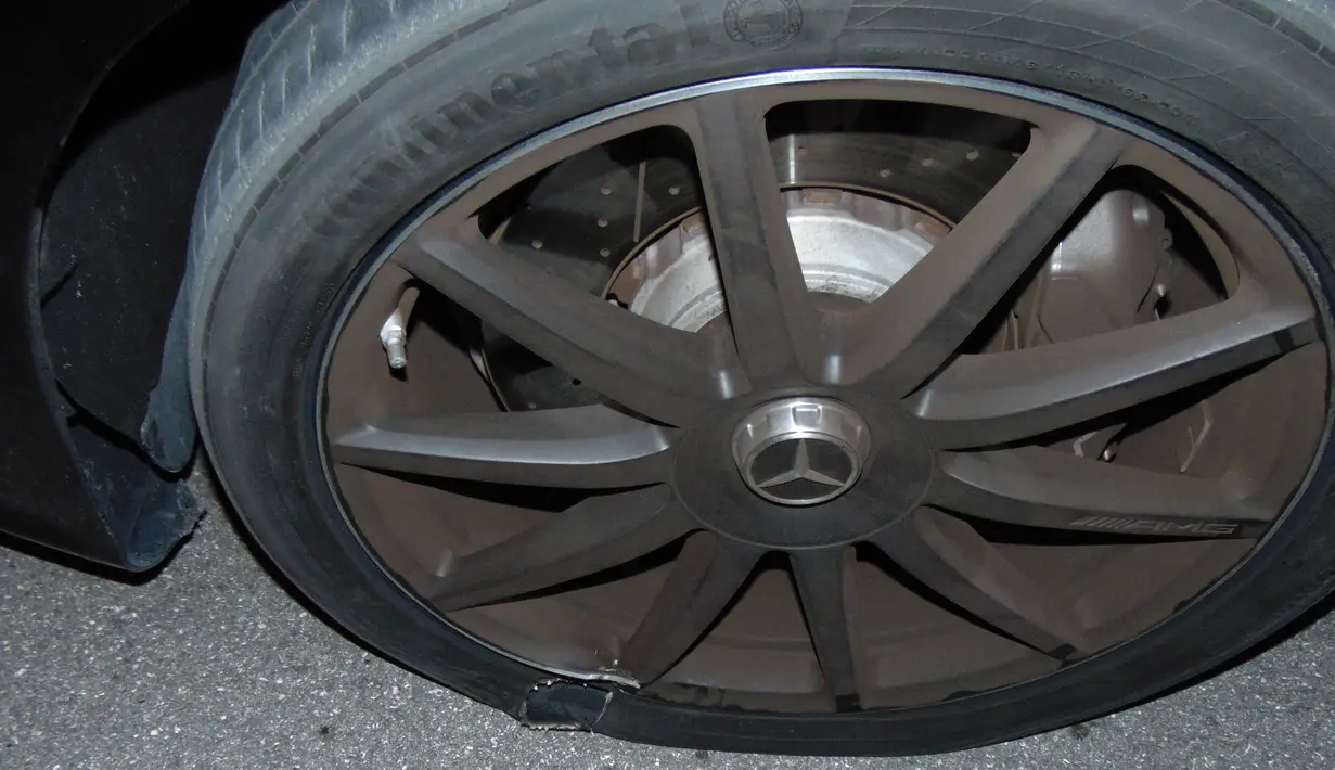 Kondisi ban mobil Mercedes-Benz tipe model terakhir yang dikendarai pegolf Tiger Woods, pada saat ditangkap polisi di Jupiter, Florida, 29 Mei 2017. Kedua ban tampak bocor dengan sedikit kerusakan di sekitar bumper. (Jupiter Police Department/via AP)