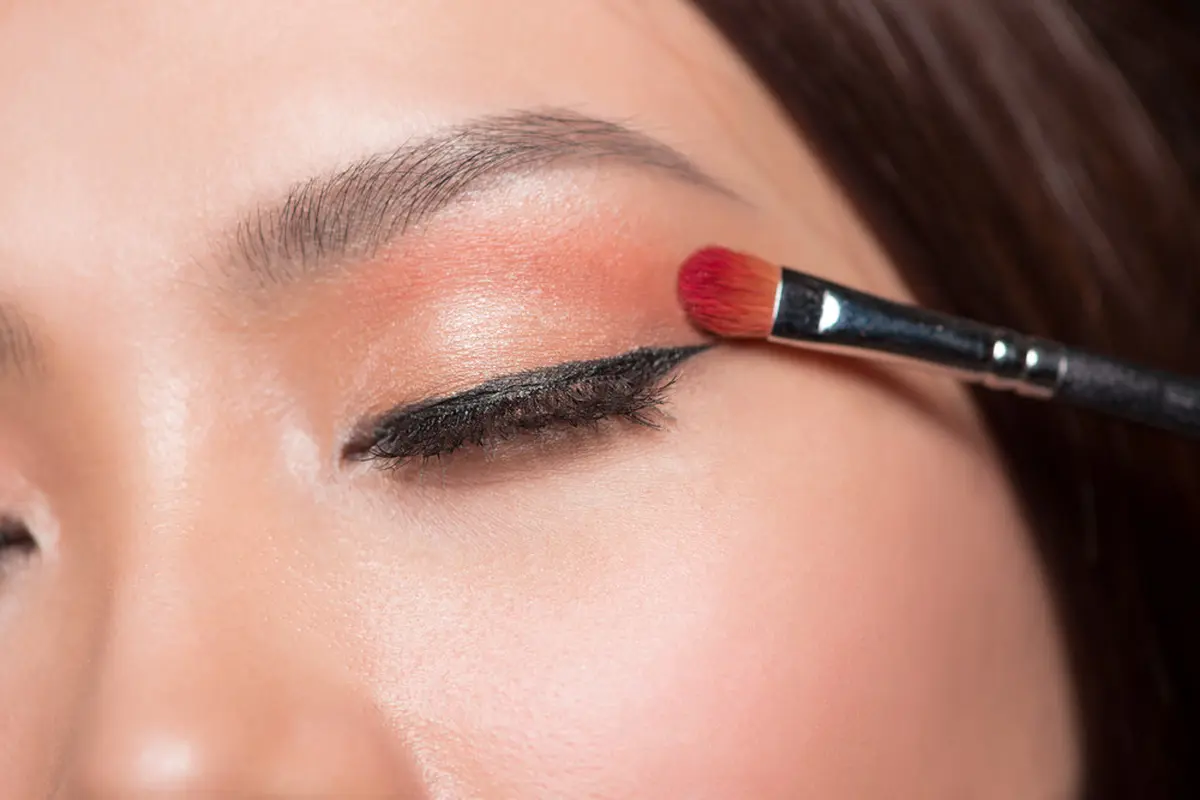 Langkah Mudah Mengaplikasikan Eyeshadow Menjadi Eyeliner Cantik, Bikin Tampilan On Point