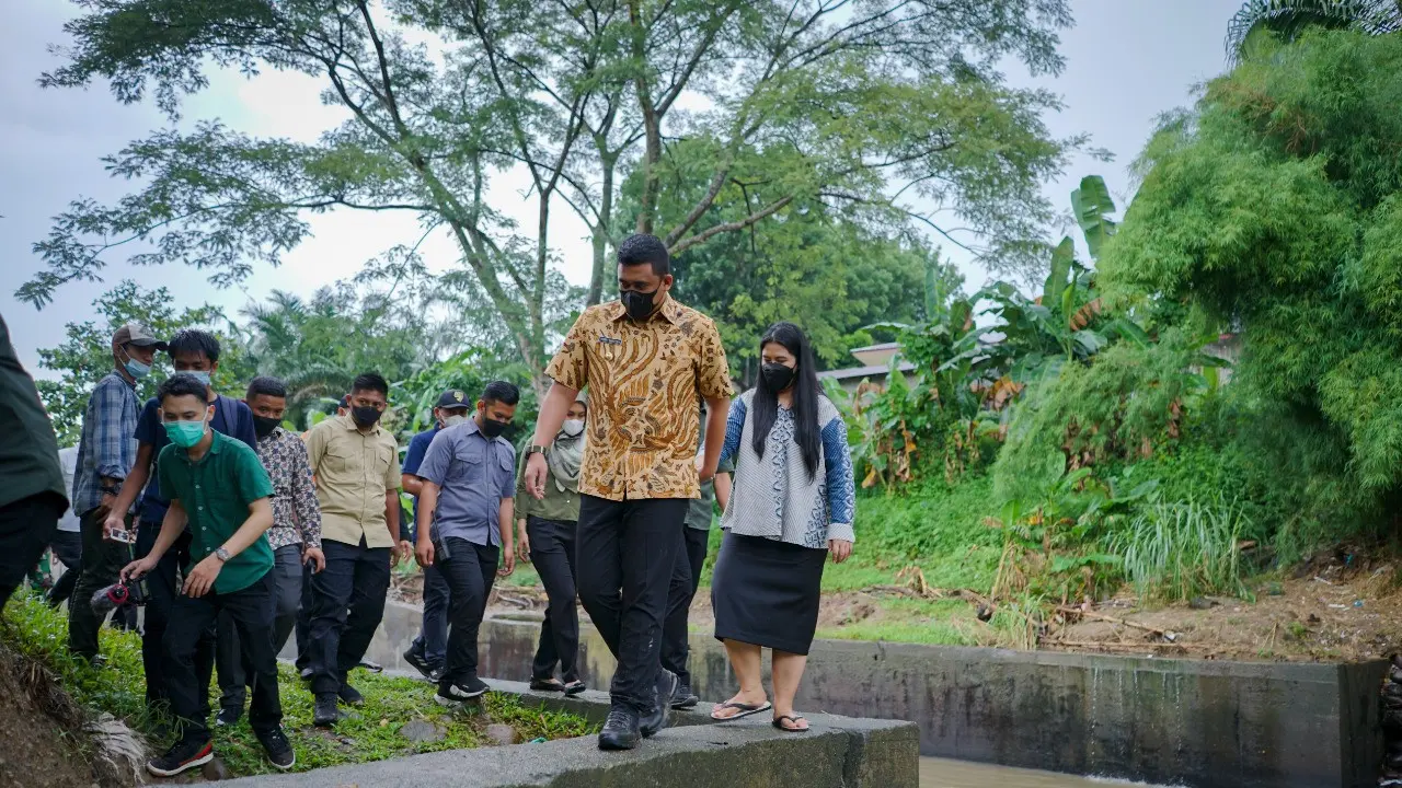 Peringati Hari Lingkungan Hidup, Bobby Ajak Kahiyang Terobos Hujan Kunjungi Hutan Kota
