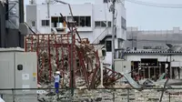 Penyelidik bekerja di lokasi ledakan di Koriyama, Prefektur Fukushima, Jepang utara, Kamis, (30/7/2020). Setidaknya lebih dari puluhan orang terluka dan dibawa ke rumah sakit setelah ledakan akibat kebocoran gas menghantam dinding, jendela, dan bangunan di lingkungan tersebut. (Berita Kyodo via AP)