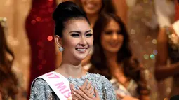 Kontestan asal Indonesia, Kevin Lilliana tersenyum saat dinobatkan sebagai Miss International 2017 selama final Miss International Beauty Pageant di Tokyo, Jepang (14/11). (AFP Photo/Toshifumi Kitamura)