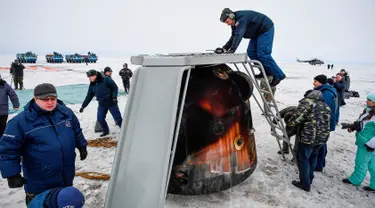 Badan Antariksa Rusia memeriksa kapsul ruang angkasa Soyuz MS-06 yang mendarat di Kazakh, Zhezkazgan, Kazakhstan, Rabu (28/2). Kapsul membawa astronot NASA, Alexander Iskimur serta Mark Vande Hei dan Joe Acaba. (Foto Alexander Nemenov/Pool Photo via AP)