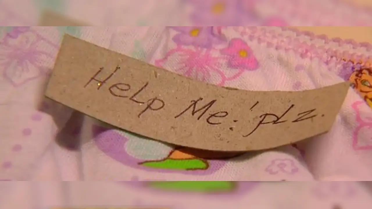 Aneh, Ada Tulisan "Help Me! Plz" Terselip di Pakain Baru ini