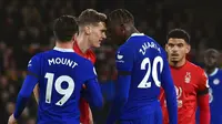 Pemain Nottingham Forest Ryan Yates (kedua kiri) dan pemain Chelsea Denis Zakaria bentrok pada pertandingan sepak bola Liga Inggris di City Ground, Nottingham, Inggris, 1 Januari 2023. Pertandingan berakhir imbang dengan skor 1-1. (AP Photo/Rui Vieira)