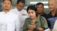 Artis peran Nabila Putri menjawab pertanyaan awak media usai diperiksa penyidik Resmob Polda Metro Jaya, Jakarta, Senin (17/10). Nabila Putri hanya ditemani kedua orang tuanya tanpa dampingan kuasa hukum. (Liputan6.com/Herman Zakharia)