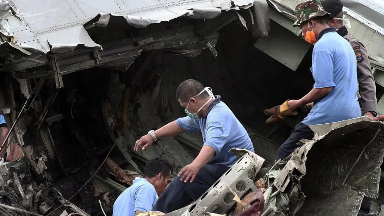 [Bintang] 12 Foto dan Fakta Tragedi Hercules C-130 yang Harus Kamu Ketahui