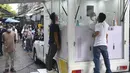 Sejumlah pedagang menjalani swab hidung dari untuk tes virus corona di sebuah pasar di Bangkok, Thailand (11/6/2021). Thailand pada Kamis melaporkan 2.310 kasus baru Covid-19 dalam 24 jam terakhir. (AP Photo/Sakchai Lalit)