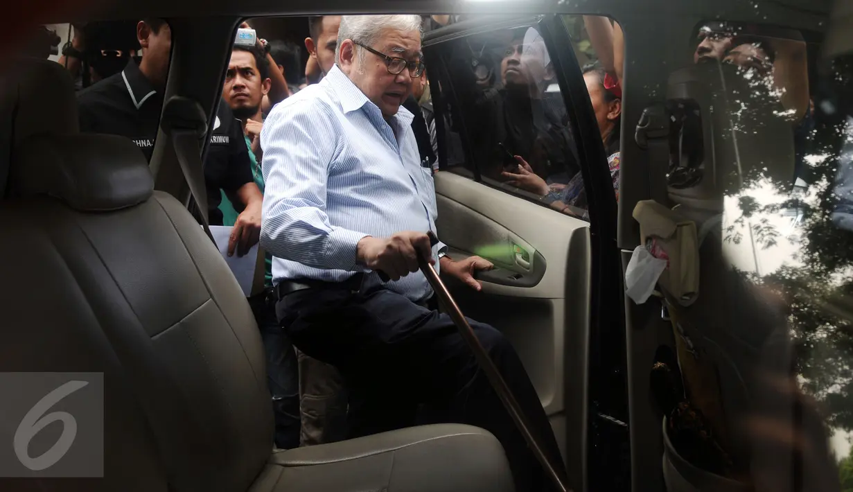 Guru Besar Psikologi UI, Sarlito Wirawan Sarwono memasuki mobil usai memberi keterangan di Polda Metro Jaya, Kamis (28/1/2016). Sarlito dipanggil untuk menambah keterangan saksi ahli kasus kematian Wayan Mirna Salihin. (Liputan6.com/Helmi Fithriansyah)