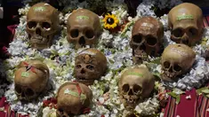 Tengkorak manusia yang dihias dengan label nama dipajang untuk diberkati oleh seorang imam selama Festival Natitas di Pemakaman Umum di La Paz, Bolivia, Selasa (8/11/2022). Tradisi tahunan ini merayakan kematian di Bolivia dengan tengkorak yang dirawat dan didekorasi oleh mereka yang menggunakannya sebagai jimat untuk perlindungan. (AP Photo/Juan Karita)