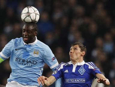 Pemain Manchester City, Yaya Toure (kiri), duel udara dengan pemain Dynamo Kiev pada leg kedua babak 16 besar Liga Champions di Stadion Etihad, Manchester, Rabu (16/3/2016) dini hari WIB. (Reuters/Phil Noble)
