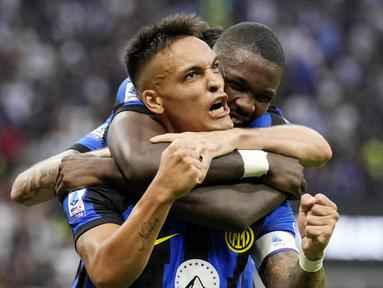 Pemain Inter Milan, Lautaro Martinez bersama Marcus Thuram, melakukan selebrasi setelah mencetak gol ke gawang Fiorentina pada laga Liga Italia pekan ketiga Serie A 2023/2024 di Stadion Giuseppe Meazza, Minggu (03/09/2023). Inter Milan menang dengan skor 4-0. (AP Photo/Antonio Calanni)