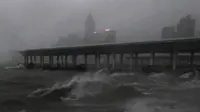 Kawasan Victoria Harbour di Hong Kong dilanda suasana gelap mencekam saat Topan Mangkhut menerjang pada Minggu 17 September 2018 (AP/Vincent Yu)