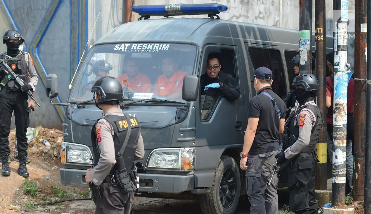 Mobil Sat Reskrim Polres Bogor usai melangsungkan olah tempat kejadian perkara (TKP) di rumah terduga teroris di Nanggewer, Cibinong, Bogor, Jawa Barat, Sabtu (18/5/2019). Polisi mengamankan bahan peledak saat mengamankan terduga teroris di Bogor. (merdeka.com/Imam Buhori)