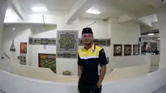 Pemain Sriwijaya FC Dian Agus saat melakukan sholat maghrib di Kawasan Hotel Bidakara, Jakarta, Sabtu (17/10/2015). (Bola.com/Nicklas Hanoatubun)