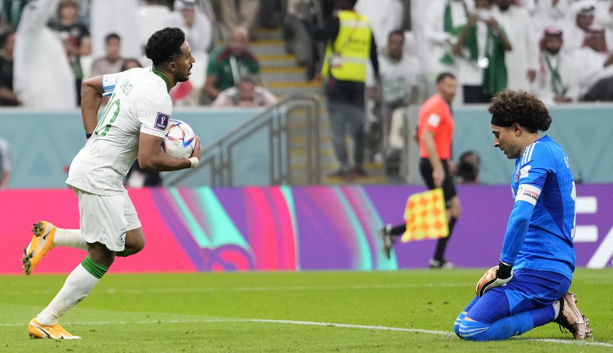 Sayangnya, Timnas Arab Saudi baru berhasil memangkas defisit gol menjadi 1-2 saat laga memasuki injury time babak kedua lewat gol kapten tim Salem Al Dawsari. (AP/Manu Fernandez)